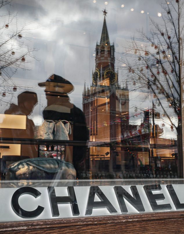 Las influencers rusas destruyen sus carteras Chanel por esta razón