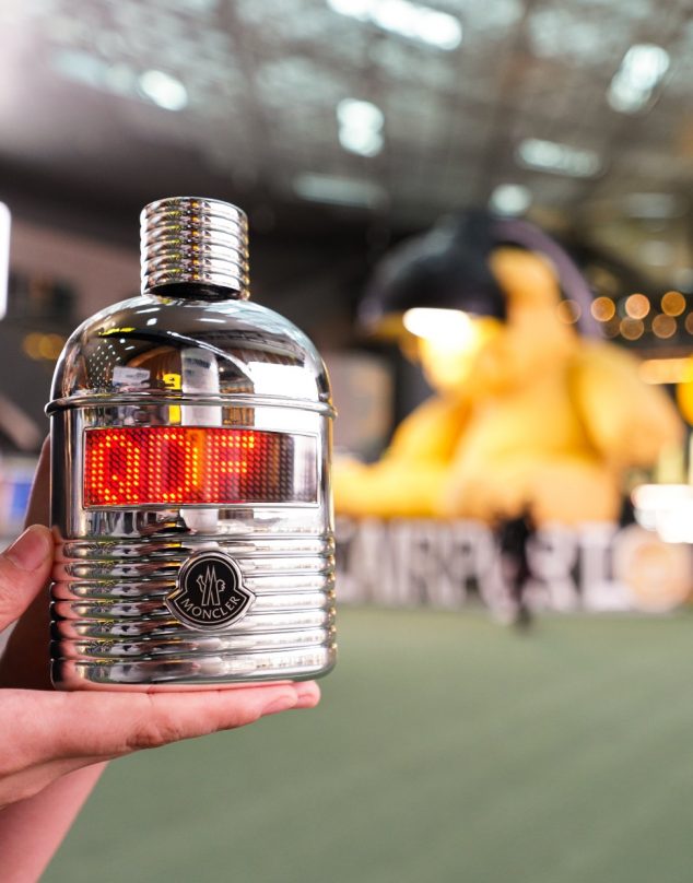 Moncler lanza las botellas de perfume más futuristas con pantallas LED