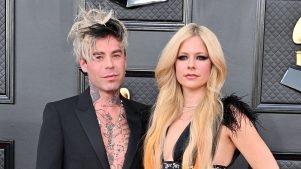 Avril Lavigne se compromete e internet se obsesiona con su anillo