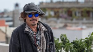 Johnny Depp hace una aparición sorpresa en concierto en Inglaterra