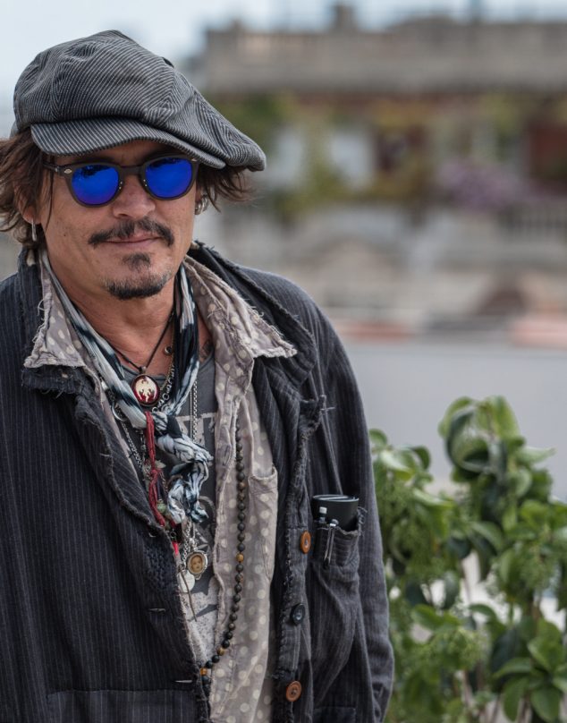 Johnny Depp hace una aparición sorpresa en concierto en Inglaterra