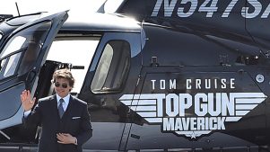 Tom Cruise de beso con Lady Gaga y llegando a la premiere de “Top Gun” conduciendo un helicóptero