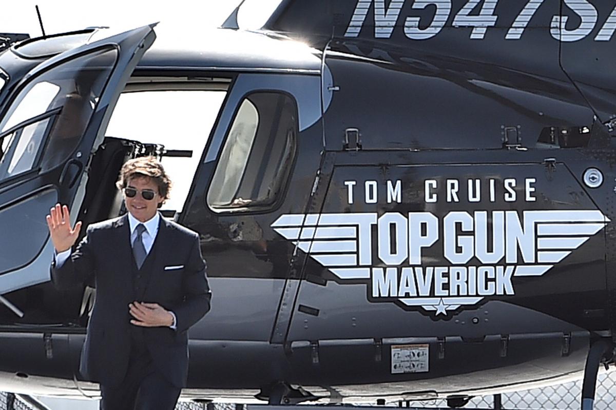 Tom Cruise de beso con Lady Gaga y llegando a la premiere de “Top Gun” conduciendo un helicóptero