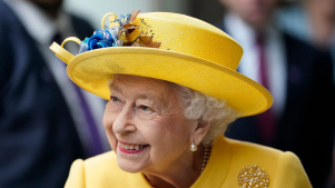 Isabel II acude por sorpresa a una especial inauguración de metro en Londres