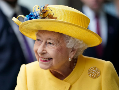 Isabel II acude por sorpresa a una especial inauguración de metro en Londres