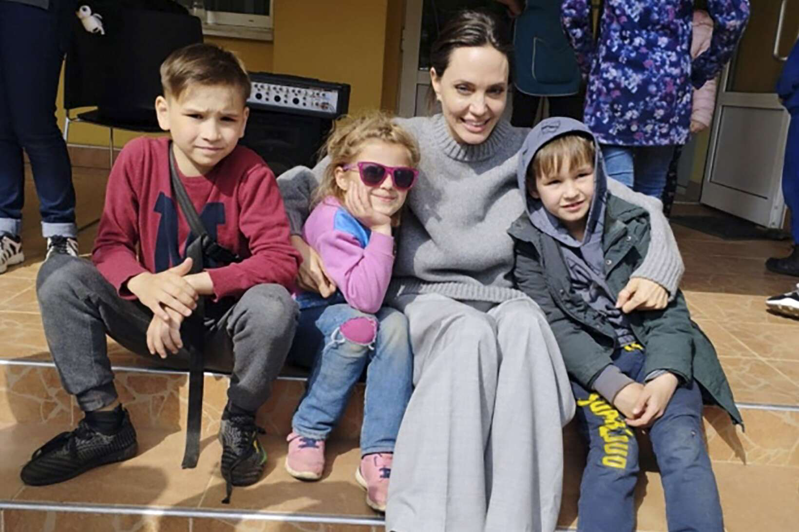 Evacúan a Angelina Jolie por alerta de bombardeo durante su visita a Ucrania