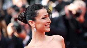 La historia detrás del vestido Versace que lució Bella Hadid en Cannes