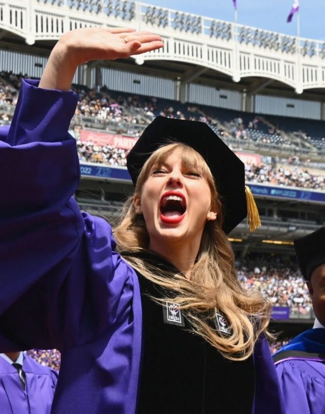 Taylor Swift recibe un doctorado de NYU y lo celebra con inspirador discurso