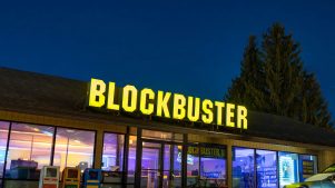 Netflix presentó la primera foto para su nueva serie de comedia sobre el último Blockbuster
