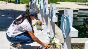 Meghan Markle visita el monumento a las víctimas del tiroteo en Texas