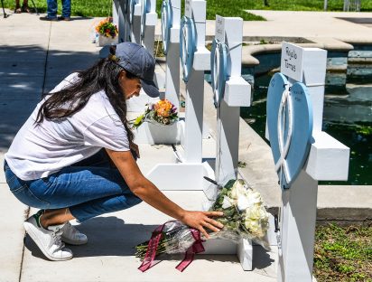 Meghan Markle visita el monumento a las víctimas del tiroteo en Texas