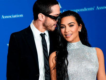 Kim Kardashian y Pete Davidson hacen su debut en la alfombra roja