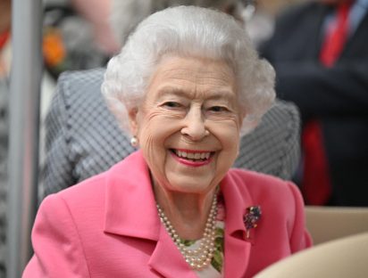 La Reina Isabel II reaparece en hot pink para su exposición floral favorita