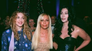 Cher y Versace se unen para celebrar el mes del Orgullo