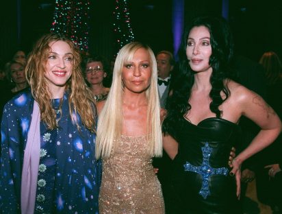 Cher y Versace se unen para celebrar el mes del Orgullo