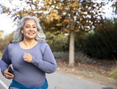Los 2 mejores ejercicios para el abdomen a partir de los 60 años, según Harvard