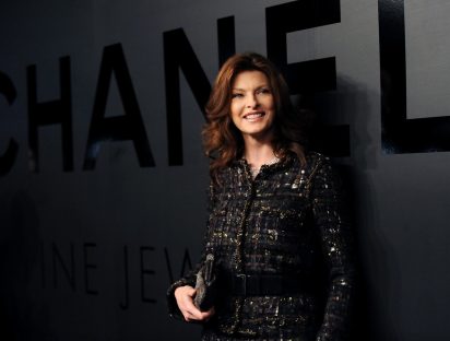 Linda Evangelista vuelve a posar frente a una cámara tras ser desfigurada