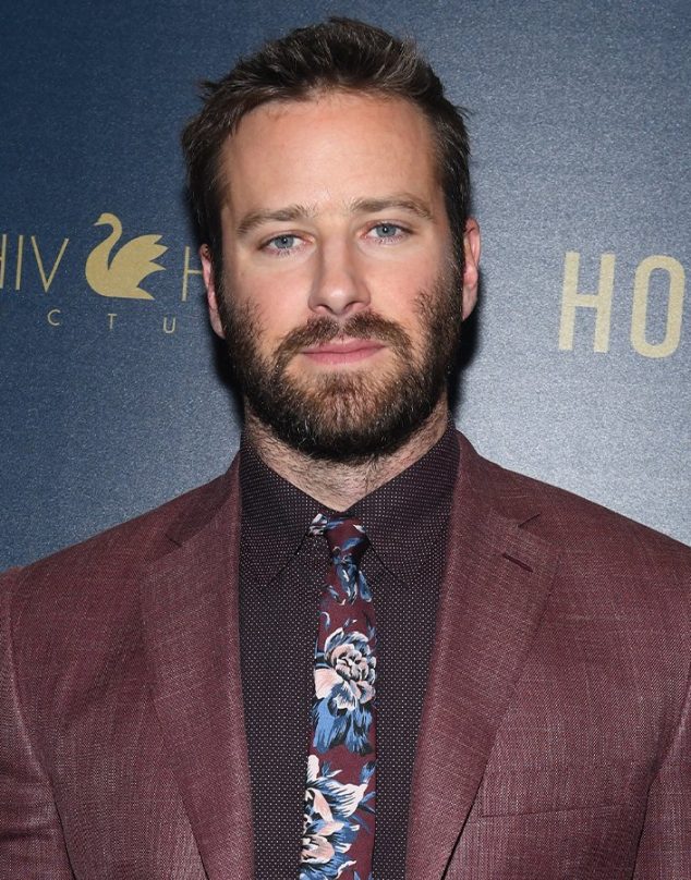 Actor Armie Hammer trabaja actualmente en un hotel en el caribe