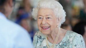 Isabel II reaparece por sorpresa en un acto público ¡Estupenda!
