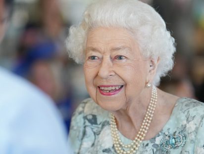 Isabel II reaparece por sorpresa en un acto público ¡Estupenda!