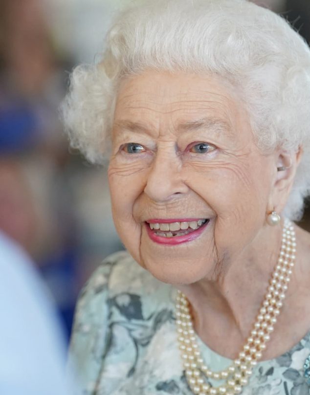 Isabel II reaparece por sorpresa en un acto público ¡Estupenda!