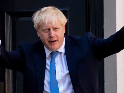 Video: Boris Johnson se despide del Parlamento británico con frase de ‘Terminator’