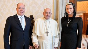 Charlene de Mónaco: su encuentro con el Papa y su curiosa elección de look