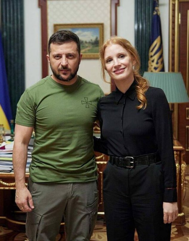 Siguen las visitas de Hollywood a Ucrania: Jessica Chastain visita a Zelensky