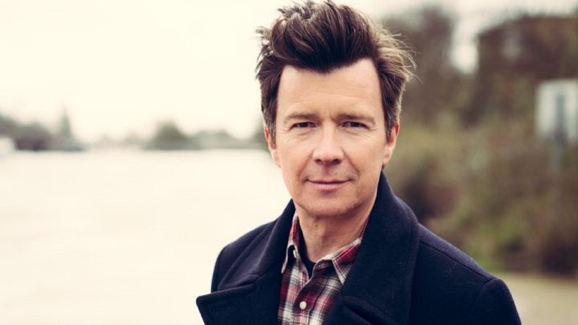 Rick Astley recrea el video de su emblemático éxito de los ochenta