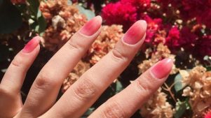 Qué son las ‘cheek nails’, la última tendencia en manicure