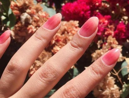 Qué son las ‘cheek nails’, la última tendencia en manicure