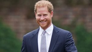 Príncipe Harry llega al Reino Unido de sorpresa por una demanda