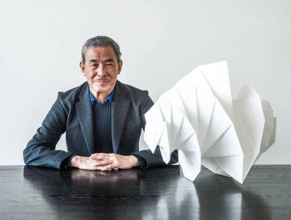 Murió el diseñador japonés Issey Miyake, sobreviviente de la bomba atómica