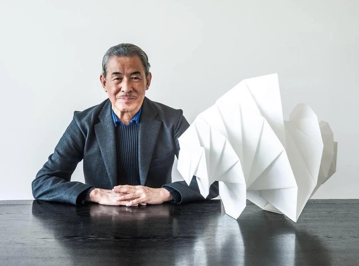 Murió el diseñador japonés Issey Miyake, sobreviviente de la bomba atómica