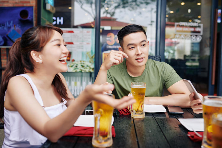 La inusual campaña en Japón para animar a los jóvenes a beber más alcohol
