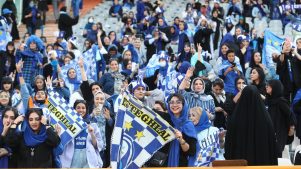 Mujeres iraníes asisten a un partido de fútbol por primera vez en 40 años