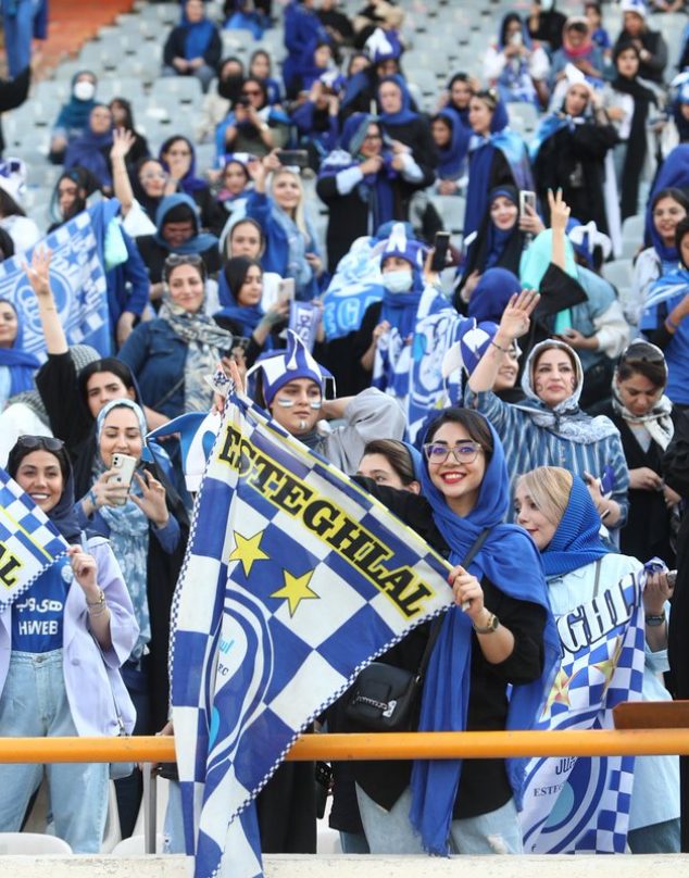 Mujeres iraníes asisten a un partido de fútbol por primera vez en 40 años