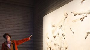 Brad Pitt debuta como escultor en una galería