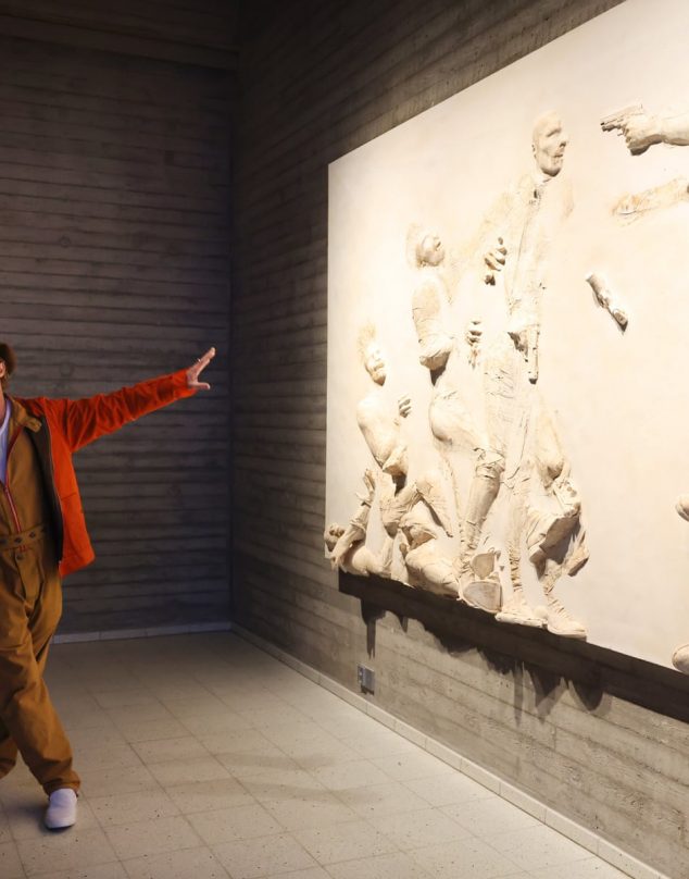 Brad Pitt debuta como escultor en una galería