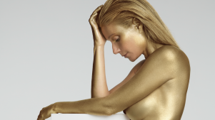 Gwyneth Paltrow posa desnuda para celebrar sus 50 años
