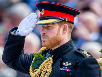 Por qué dicen que el príncipe Harry vestirá de uniforme en el funeral de su abuela