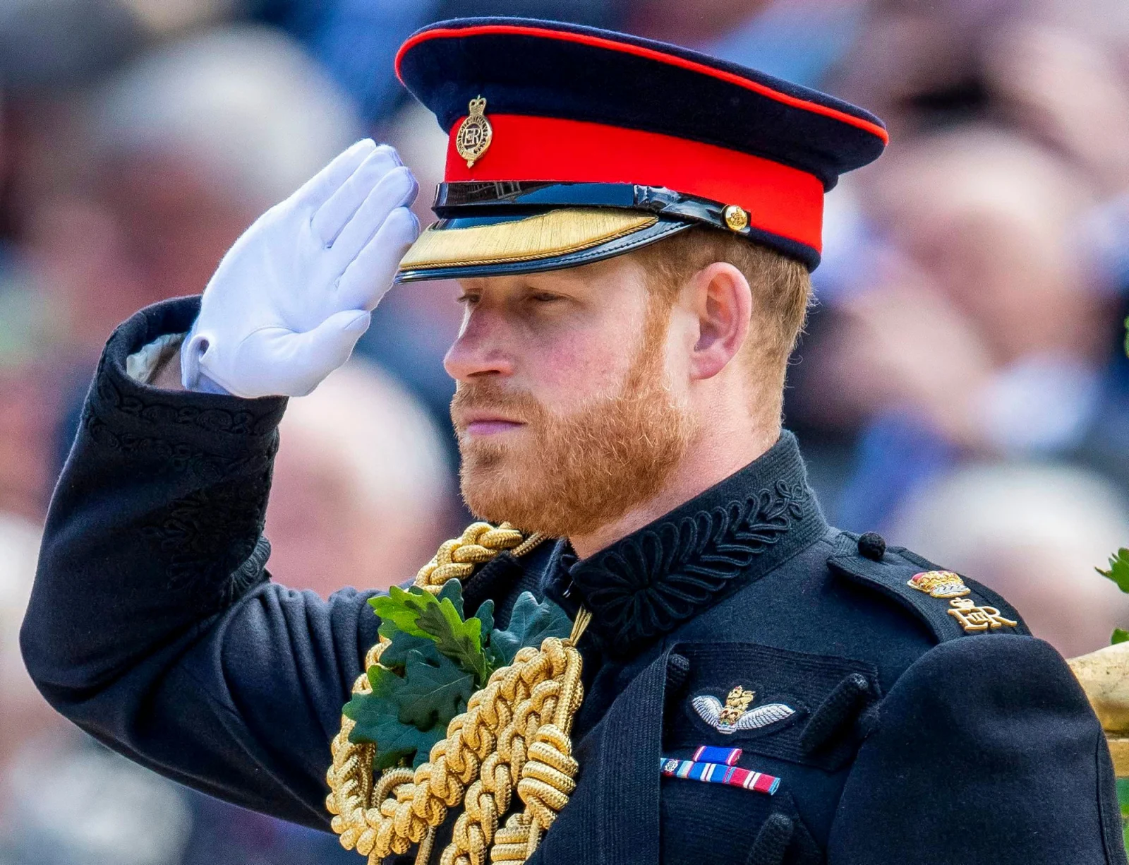 Por qué dicen que el príncipe Harry vestirá de uniforme en el funeral de su abuela