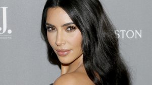 Kim Kardashian está dispuesta a todo por la moda, y este video es la prueba