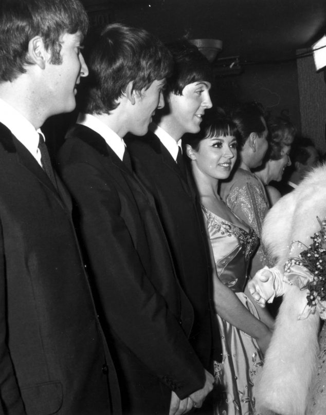 El día en que la Reina Isabel II conoció a Los Beatles