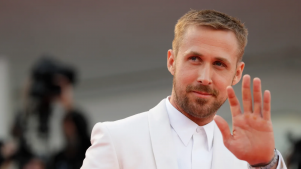 Ryan Gosling luce irreconocible en el set de su nueva película de los 80