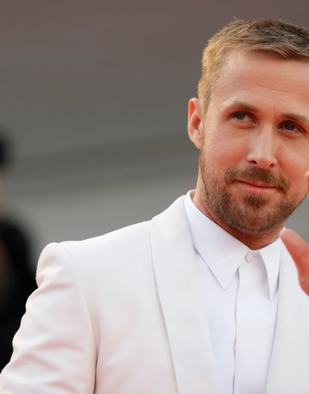 Ryan Gosling luce irreconocible en el set de su nueva película de los 80