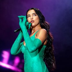 Dua Lipa presenta demanda millonaria contra Samsung