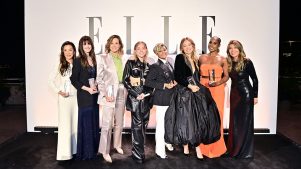 Anne Hathaway, Hailey Bieber y los looks más impresionantes de la Gala “Women in Hollywood”