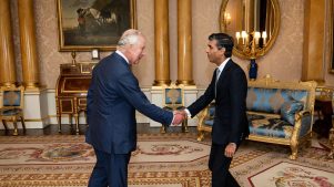 Rey Carlos III recibe a nuevo Primer Ministro y lo hace a su manera