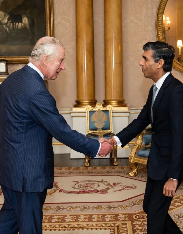 Rey Carlos III recibe a nuevo Primer Ministro y lo hace a su manera